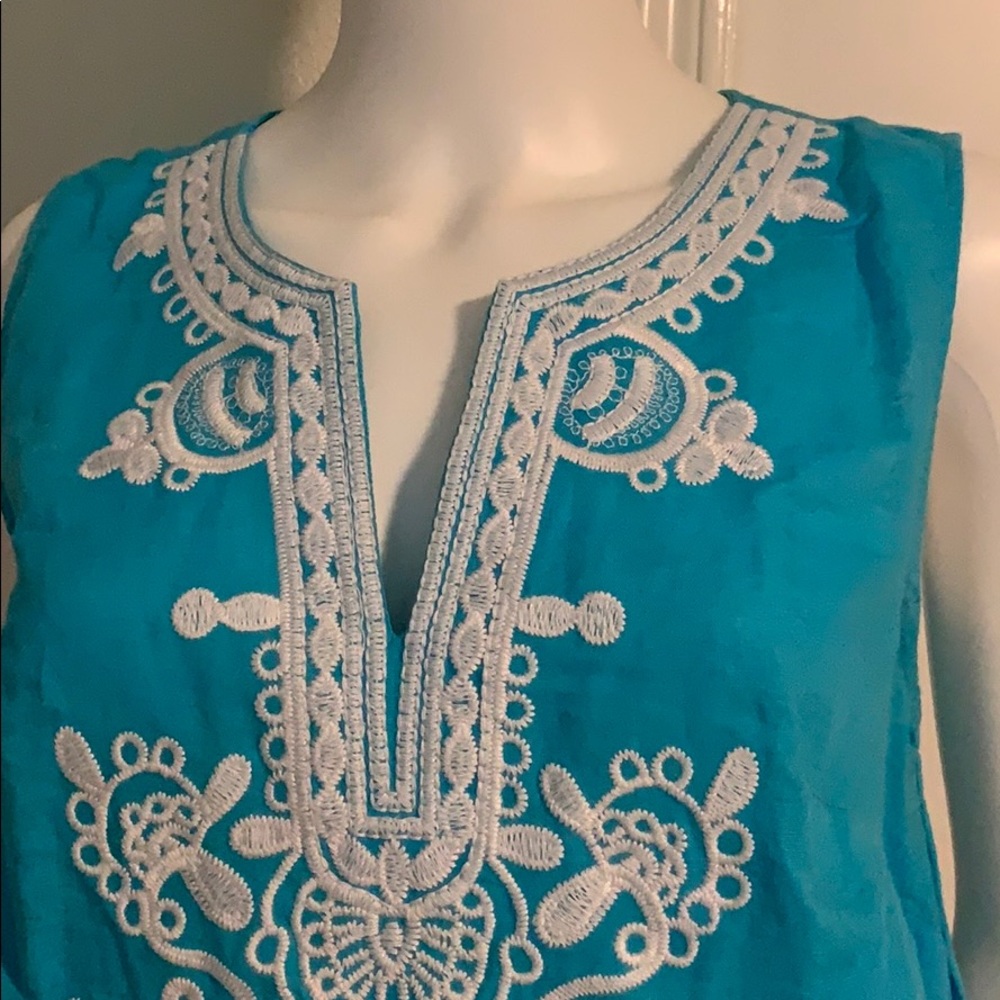 V-Neck - Picture 2 of 6